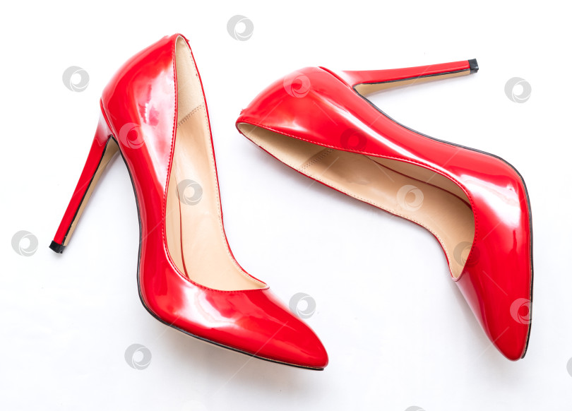 Скачать женские блестящие красные туфли на шпильке на белом фоне фотосток Ozero