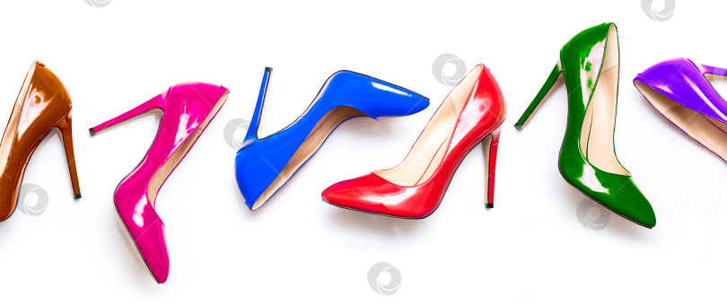 Скачать женские блестящие цветные туфли на шпильке на белом фоне фотосток Ozero