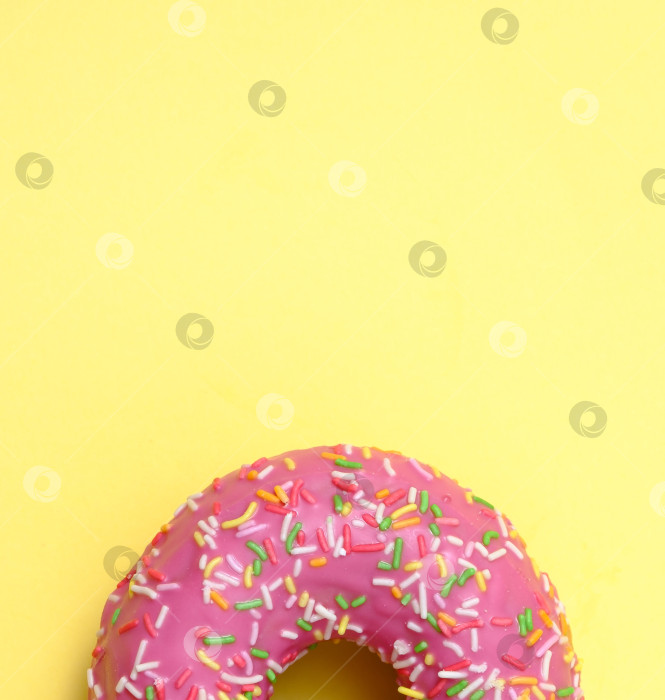 Скачать глазурь для сладких пончиков на желтом фоне фотосток Ozero