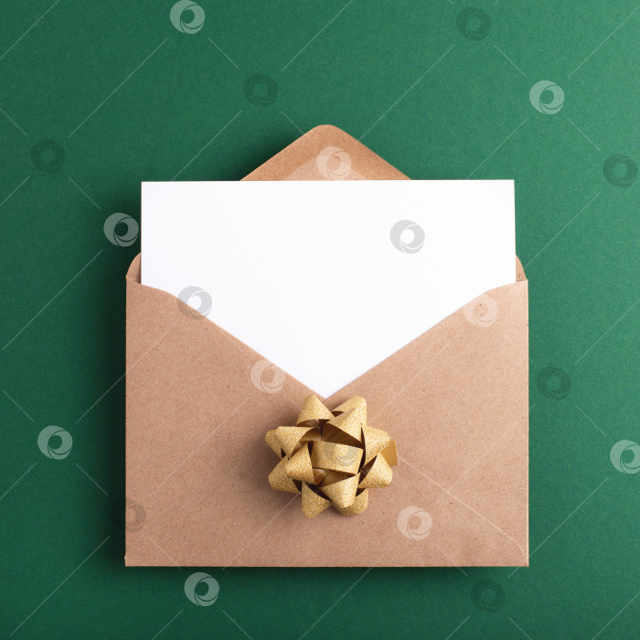 Скачать Открытый праздничный конверт с чистой страницей и местом для текста. фотосток Ozero