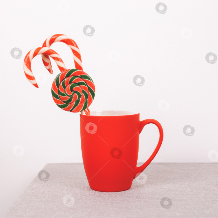 Скачать Рождественские сладости в красной кружке. фотосток Ozero