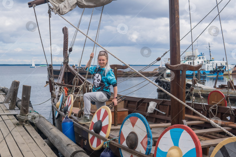 Скачать женщина-туристка на борту современной копии древнего корабля викингов фотосток Ozero