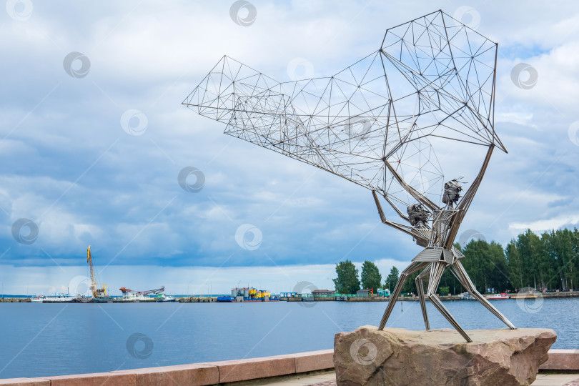 Скачать объект современного искусства, скульптура Рыбаки работы скульптора Рафаэля Консуэгры на набережной на фоне пирса в Петрозаводске, Карелия фотосток Ozero