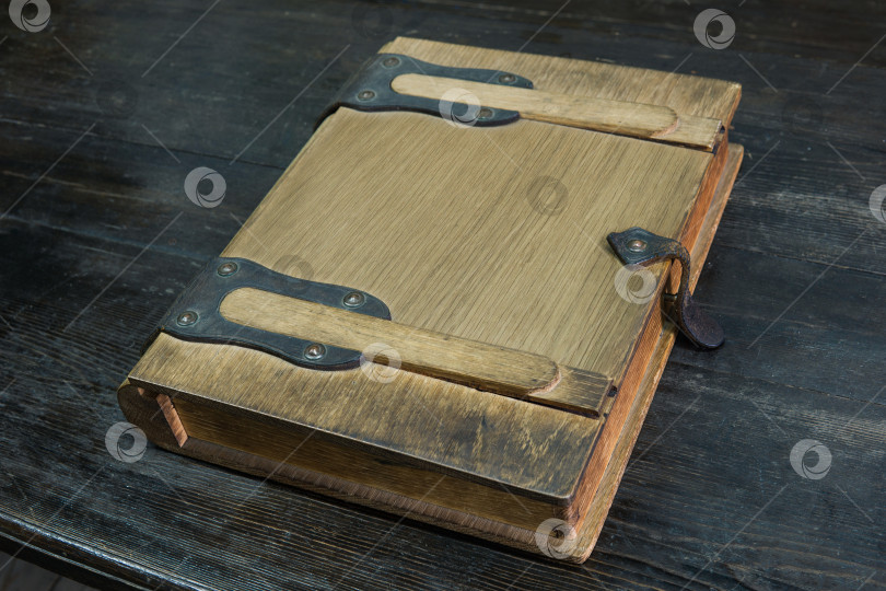 Скачать старый бортовой журнал в деревянном футляре с застежками на черной столешнице, закрытый фотосток Ozero