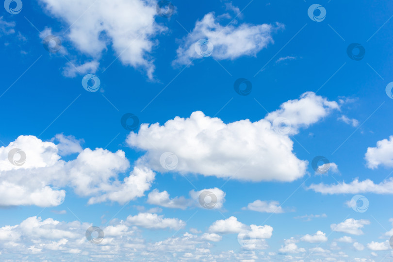 Скачать Белоснежные облака на голубом небе в солнечный летний день фотосток Ozero