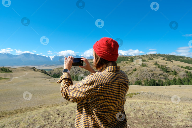 Скачать женщина-путешественница, любующаяся красивым горным пейзажем, концепция образа жизни в путешествии фотосток Ozero