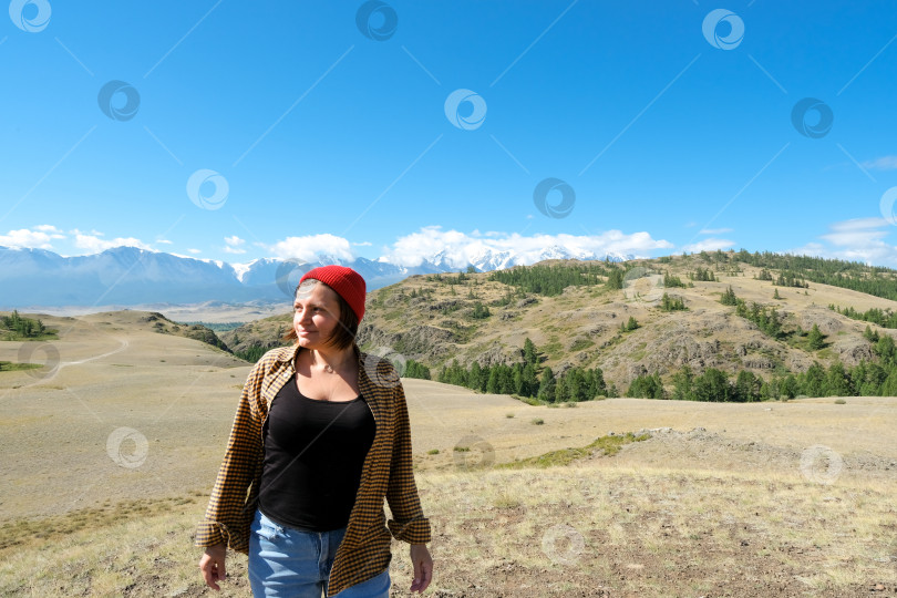 Скачать Счастливая женщина-путешественница, отдыхающая и любующаяся прекрасными вершинами заснеженных горных пиков, стилем жизни в путешествиях и концепцией свободы фотосток Ozero