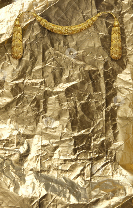 Скачать Шаблон поздравительной открытки. Золотая гирлянда, выделенная на золотом фоне фотосток Ozero