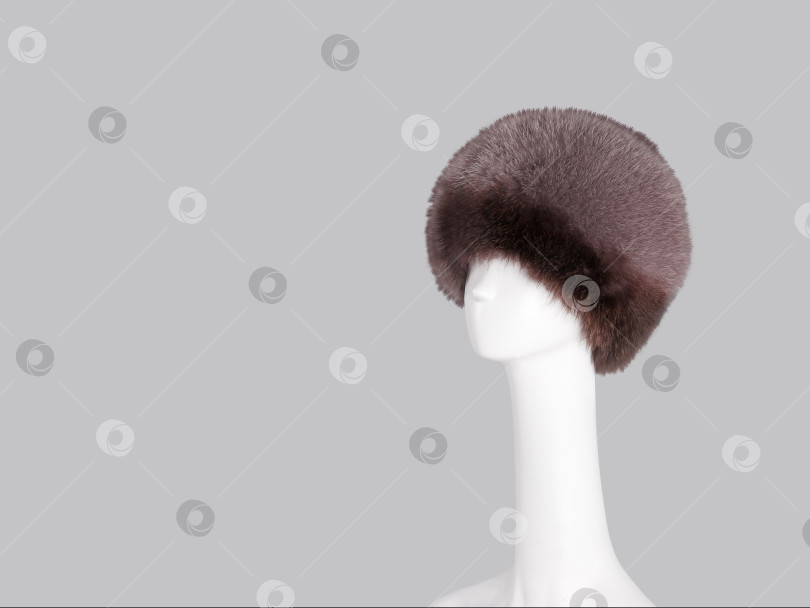Скачать Голова манекена в меховой шапке выделена на сером фоне фотосток Ozero