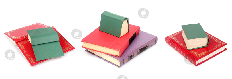 Скачать Набор стопок красных и зеленых книг, изолированных на белом фоне фотосток Ozero