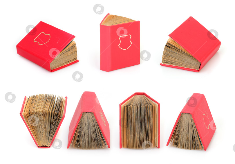 Скачать Набор книг в красной обложке с белыми листами, выделенными на белом фоне фотосток Ozero