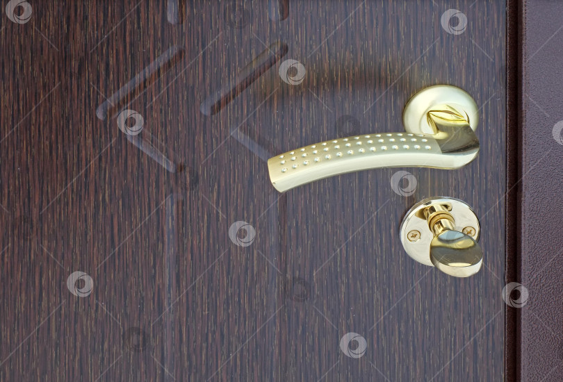 Скачать Изолированная дверная ручка и металлическая входная дверь фотосток Ozero
