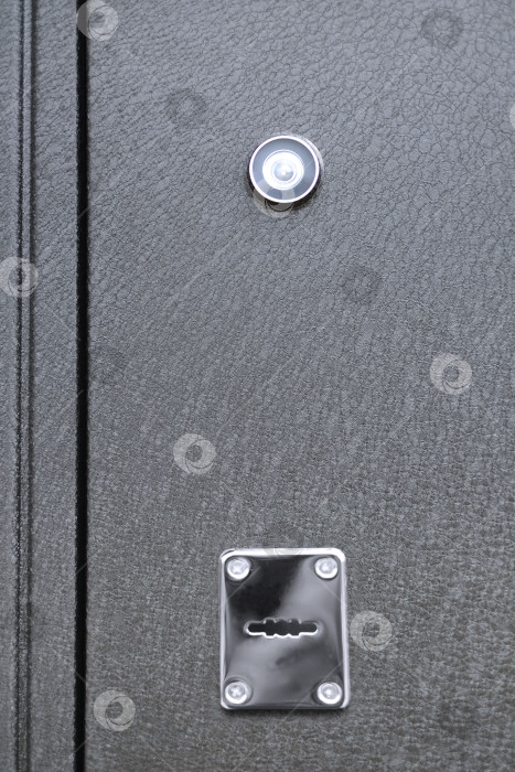 Скачать Металлическая входная дверь: изолированная деревянная поверхность, замочная скважина и глазок фотосток Ozero