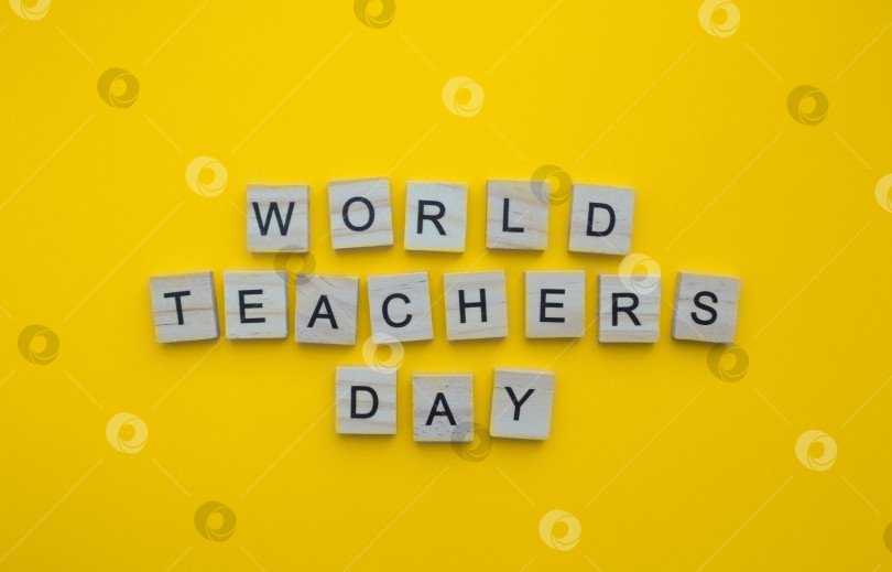 Скачать 5 октября, Всемирный день учителя, минималистичный баннер с надписью деревянными буквами фотосток Ozero