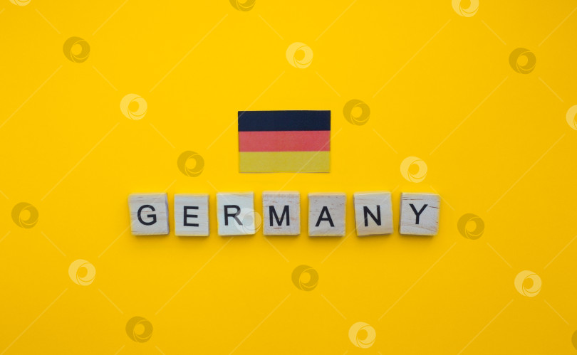 Скачать 3 октября, День единства Германии, флаг Германии, минималистичный баннер с надписью деревянными буквами фотосток Ozero