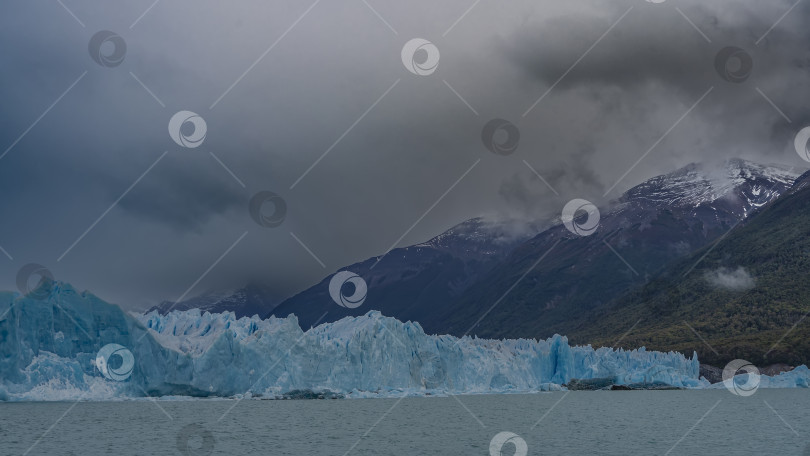 Скачать Впечатляющий ледник Перито-Морено фотосток Ozero