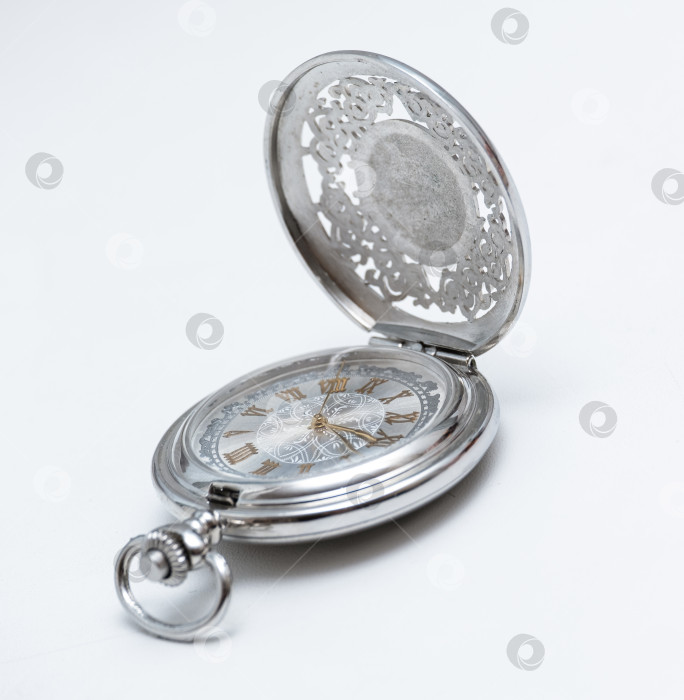 Скачать серебряные карманные часы крупным планом на белом фоне фотосток Ozero