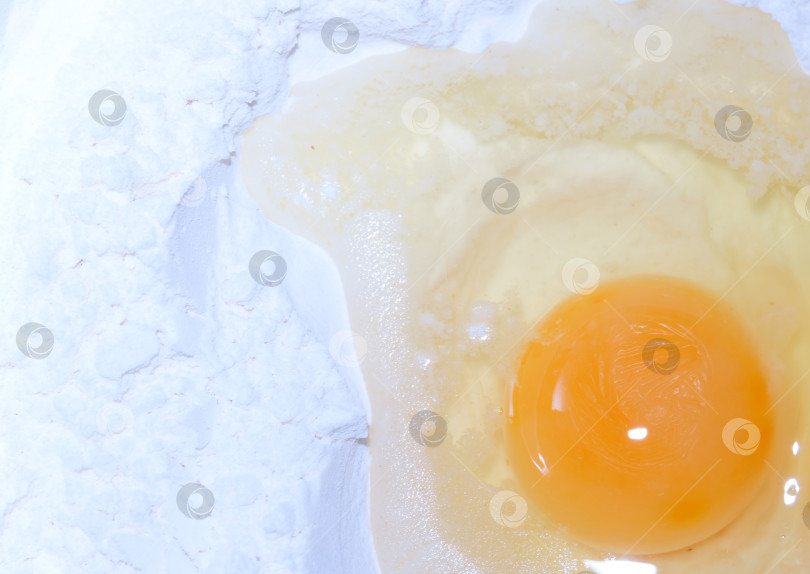 Скачать разбитое желтое яйцо на белую муку фотосток Ozero