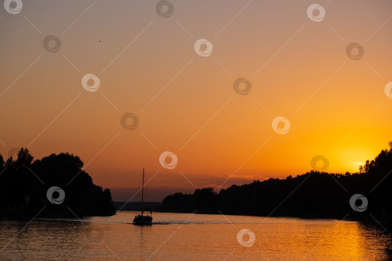 Скачать оранжевый закат над рекой летом фотосток Ozero