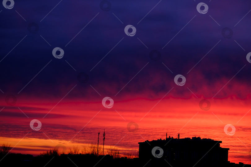 Скачать красное зарево заката в небе над домами. алое вечернее небо. фотосток Ozero