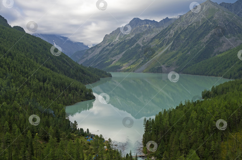 Скачать Отражение гор в озере. Озеро Кучерла. Горный Алтай, Россия. фотосток Ozero