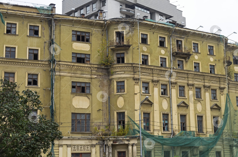 Скачать Фасад старого дома, подготовленного к сносу. фотосток Ozero