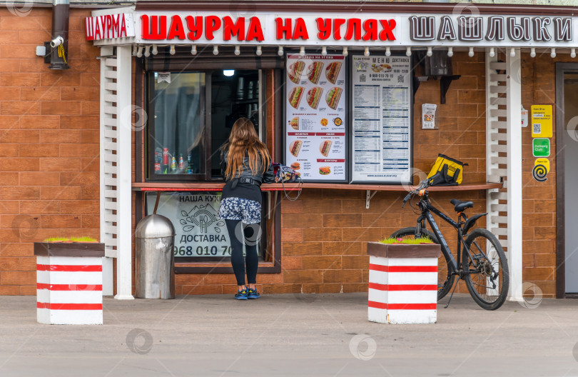 Скачать Девушка покупает шаурму фотосток Ozero