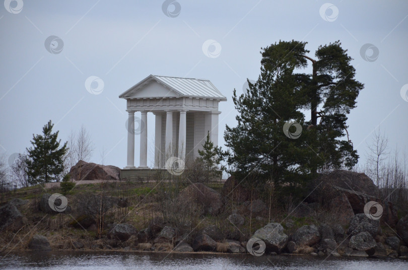 Скачать Храм Нептуна в парке Монрепо фотосток Ozero