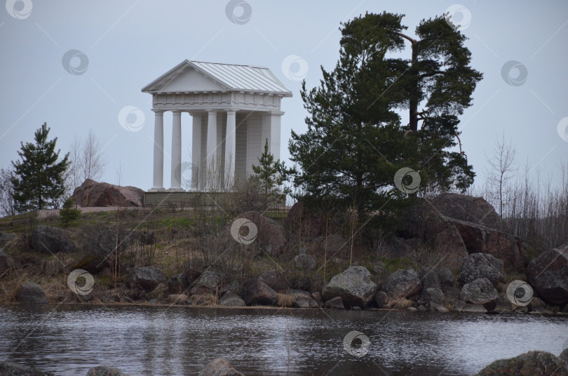 Скачать Храм Нептуна в парке Монрепо фотосток Ozero