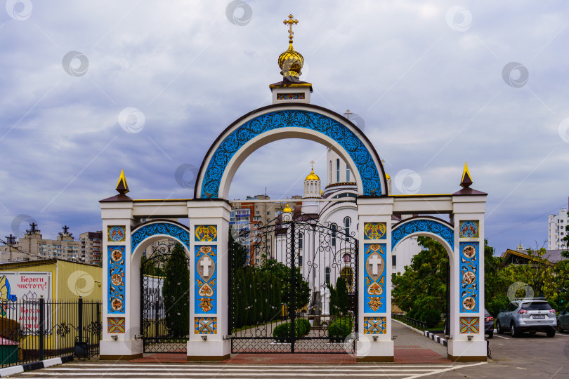 Скачать Входная арка храма св. блж. Ксении Петербургской. г. Воронеж фотосток Ozero