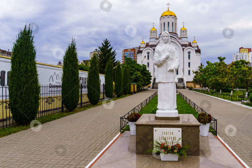 Скачать Памятник св. блж. Ксении Петербургской на территории храмового комплекса. г. Воронеж фотосток Ozero