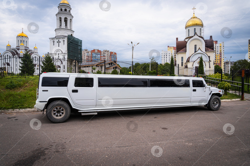 Скачать Лимузин у храма Ксении Петербургской. г. Воронеж фотосток Ozero