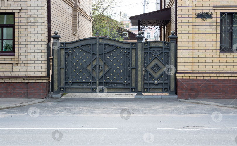 Скачать Новые кованые металлические двойные ворота для въезда автомобилей во двор закрыты фотосток Ozero