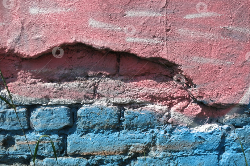 Скачать Окрашенная в розовый и голубой цвета стена, ободранная до кирпича.. городской фон фотосток Ozero