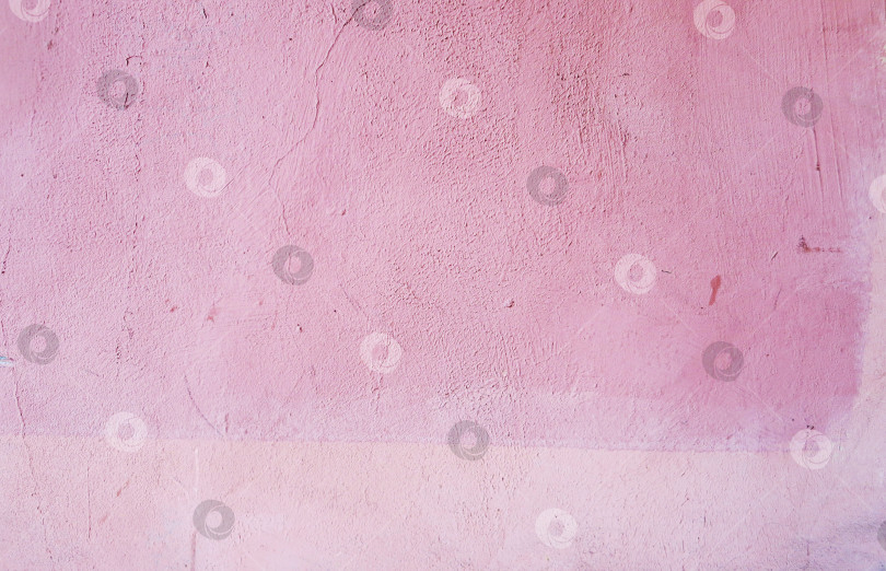 Скачать Оштукатуренная стена, покрытая розовой краской. Стена городского дома. Розовый фон. фотосток Ozero