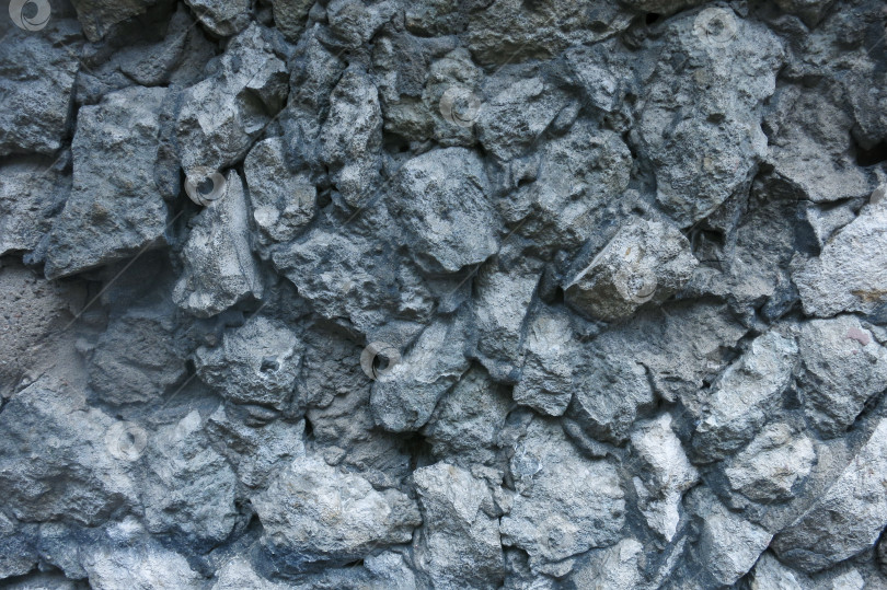 Скачать Каменная стена с вделанными в нее кусками камня, расписанными строительной композицией фотосток Ozero