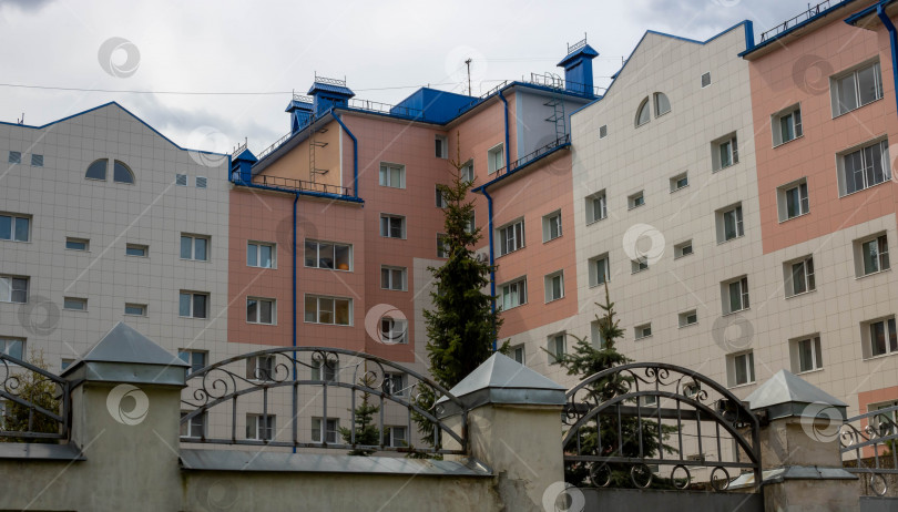 Скачать Внешний вид, фасад красивого многоэтажного здания фотосток Ozero