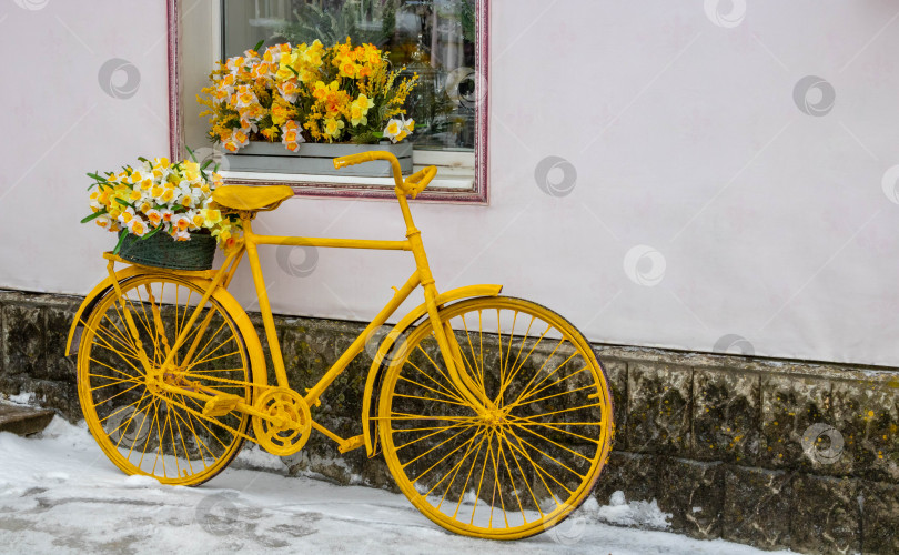 Скачать Желтый велосипед стоит на фоне стены, под витриной цветочного магазина, в винтажном стиле фотосток Ozero