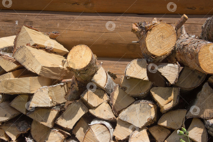 Скачать Поленница с дровами, целыми пнями и поленницами дров для бани фотосток Ozero