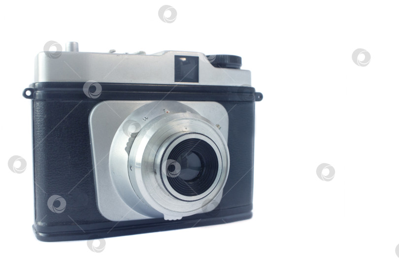 Скачать Старый фотоаппарат на белом фоне наполовину с открытым объективом фотосток Ozero