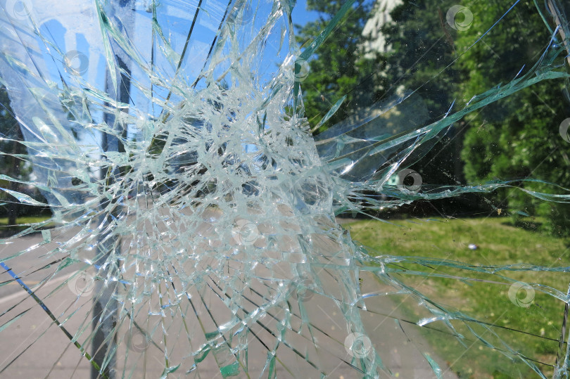 Скачать Разбитое стекло на уличной автобусной остановке фотосток Ozero