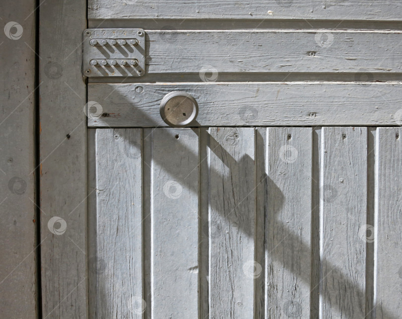 Скачать Старая деревянная входная дверь с кодовым замком фотосток Ozero