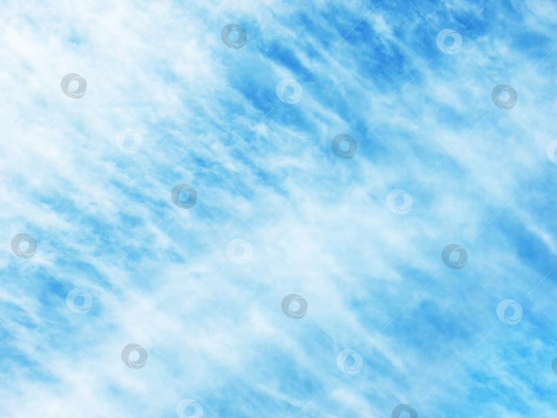 Скачать Голубое небо с перистыми облаками фотосток Ozero