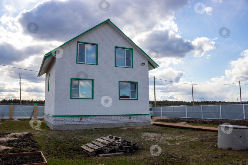 Скачать Новый современный русский загородный дом из белого кирпича фотосток Ozero