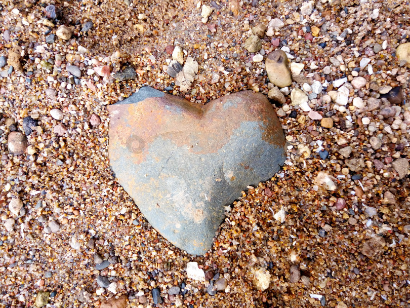 Скачать Натуральный камень в форме сердца на речном пляже фотосток Ozero