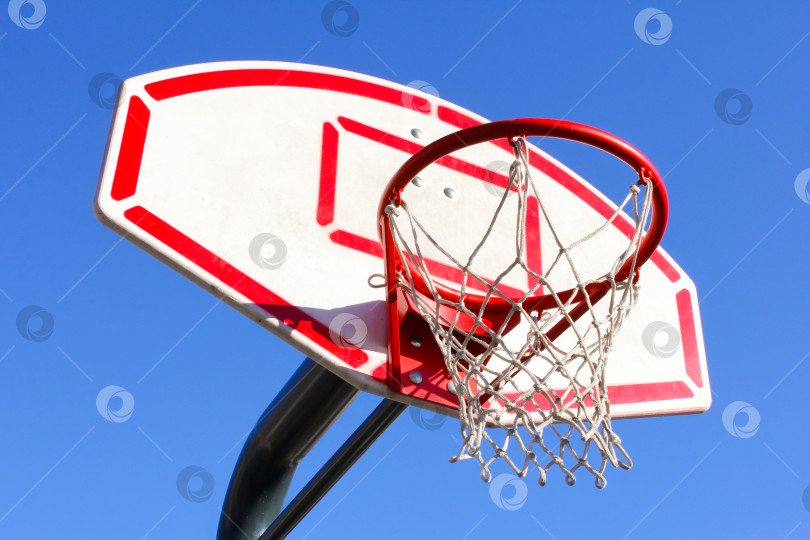 Скачать Красная баскетбольная корзина на фоне голубого неба, вид сбоку, спортивный инвентарь фотосток Ozero