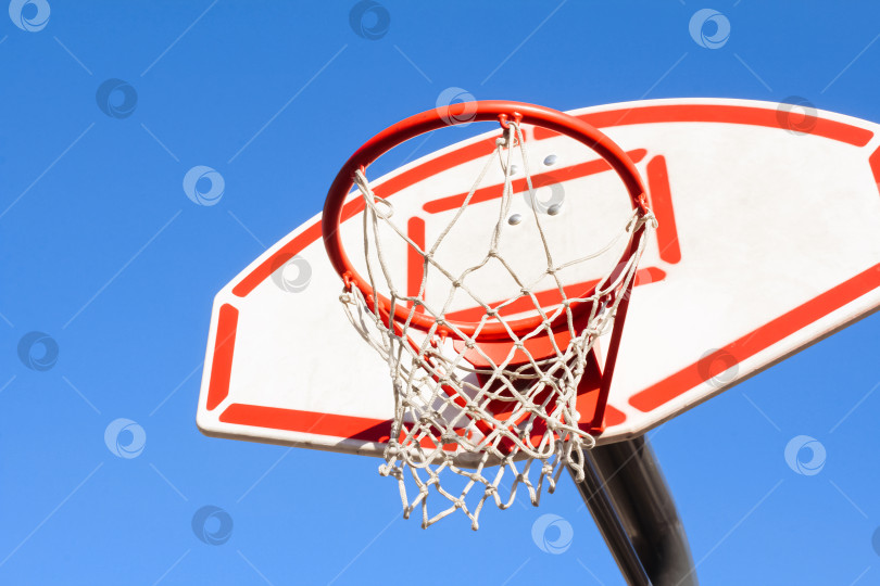 Скачать Красная баскетбольная корзина на фоне неба, спортивный инвентарь, вид сбоку справа фотосток Ozero