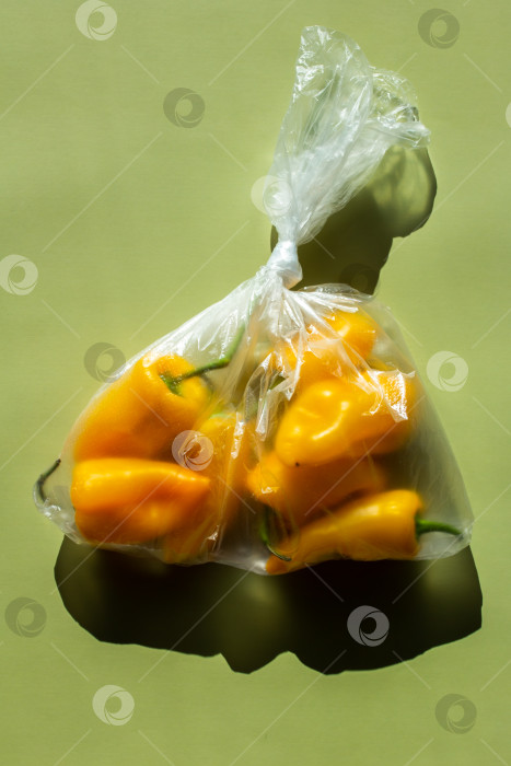 Скачать Прозрачная упаковка с желтым перцем фотосток Ozero