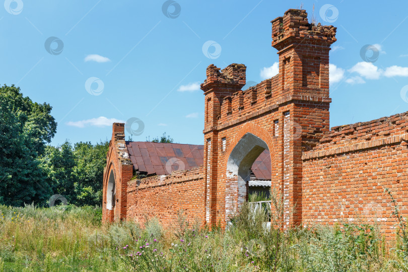 Скачать Разрушенная кирпичная постройка фотосток Ozero