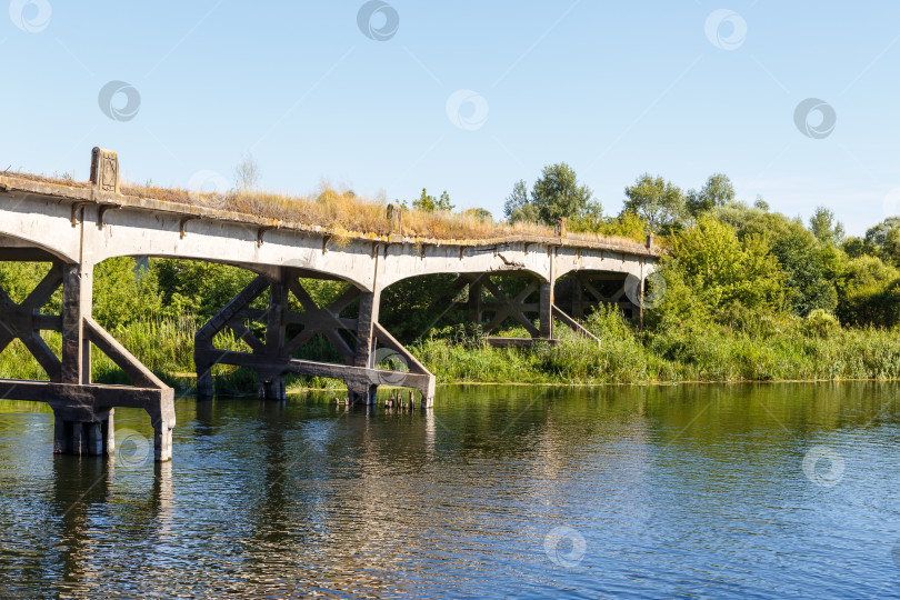 Скачать Инжавинский район, Россия - Июль 26,2020: Старый мост через реку Ворона фотосток Ozero